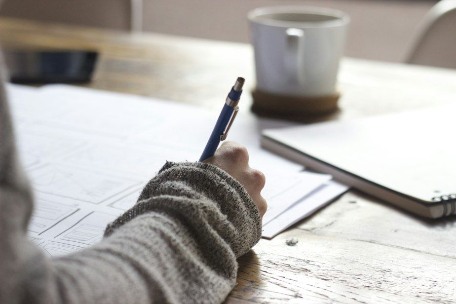 Person taking notes during an online course